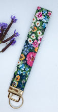 Load image into Gallery viewer, Sea Breeze Daisy Key Fob
