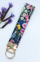 Load image into Gallery viewer, Sea Breeze Daisy Key Fob
