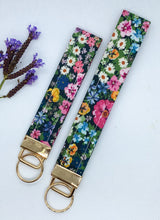 Load image into Gallery viewer, Sea Breeze Daisy Key Fob
